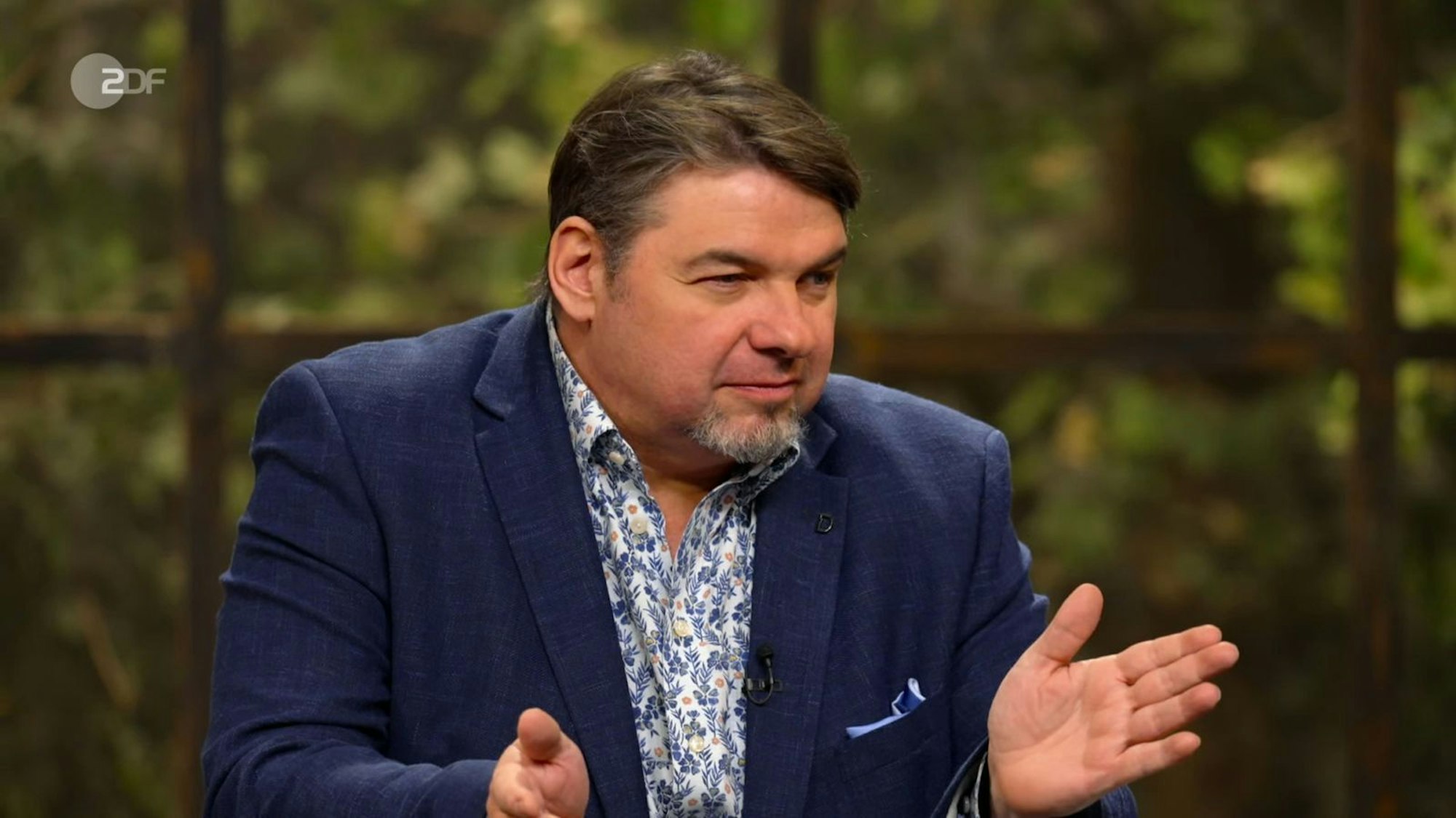 „Dansk-Design, in aller Munde, ziemlich im Trend“, gefiel Daniel Meyer das Geschirr. (Bild: ZDF)