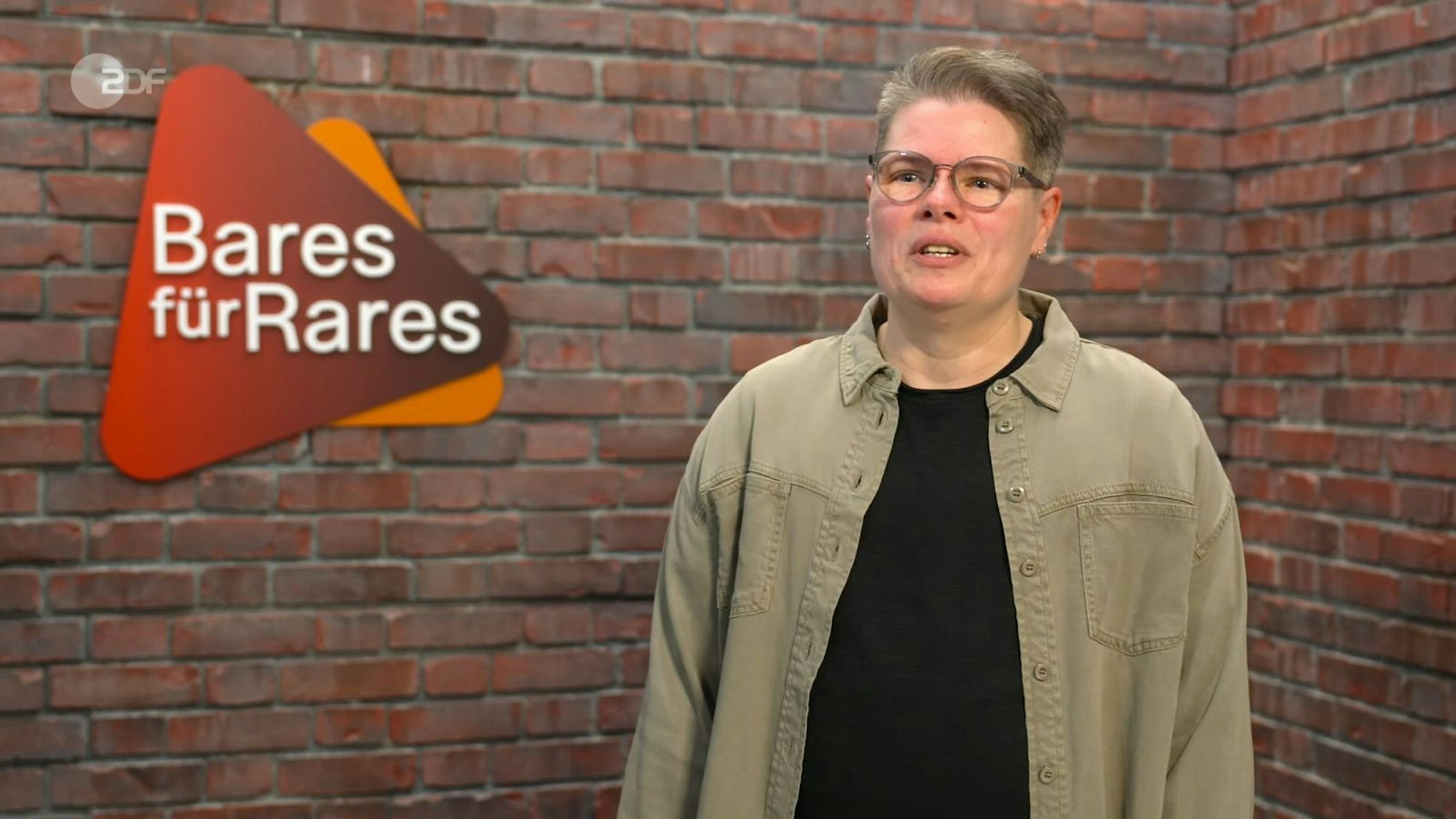 Petra aus Königswinter erstand das Geschirr in der Nachbarschaftshilfe - für nur zwei Euro. (Bild: ZDF)