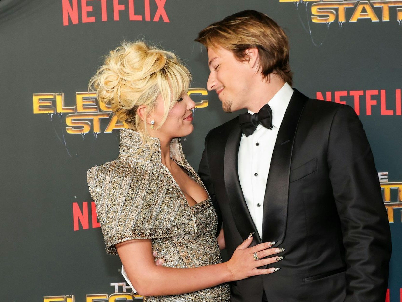 Millie Bobby Brown und Jake Bongiovi gucken isch verliebt an.