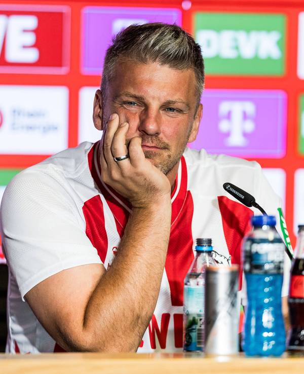 Lukas Kwasniok stützt seinen Kopf auf seiner Hand au der Pressekonferenz auf.