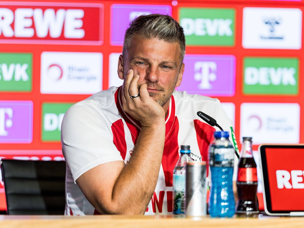 Lukas Kwasniok stützt seinen Kopf auf seiner Hand au der Pressekonferenz auf.