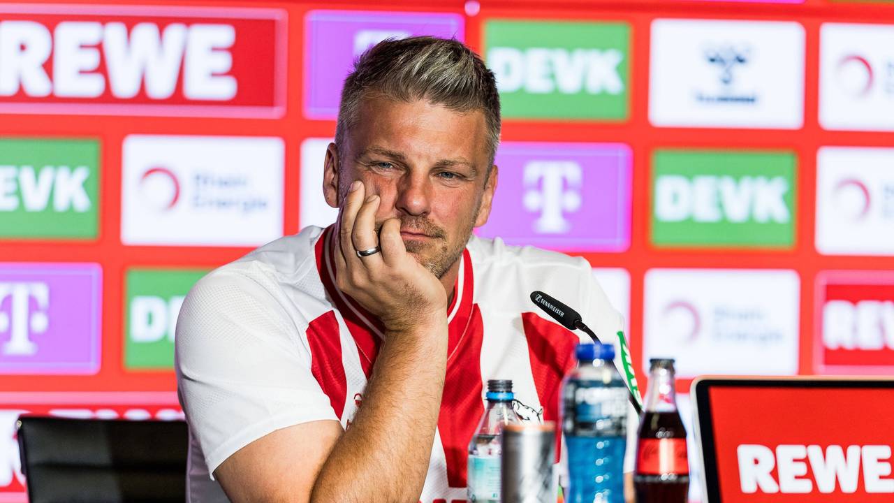 Lukas Kwasniok stützt seinen Kopf auf seiner Hand au der Pressekonferenz auf.