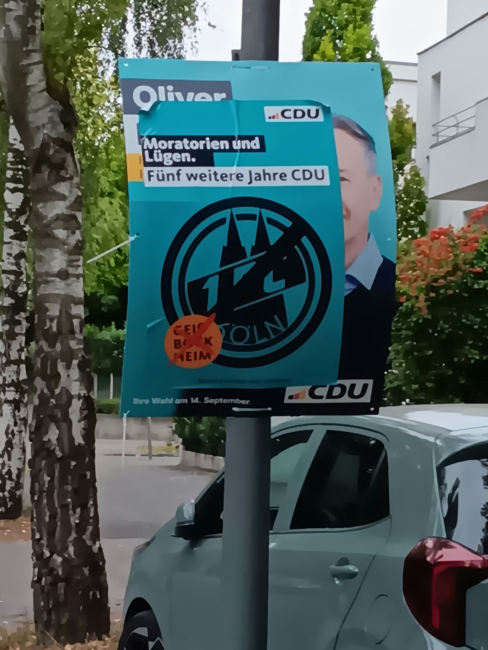 Überklebtes CDU-Plakat in Köln-Lindenthal.