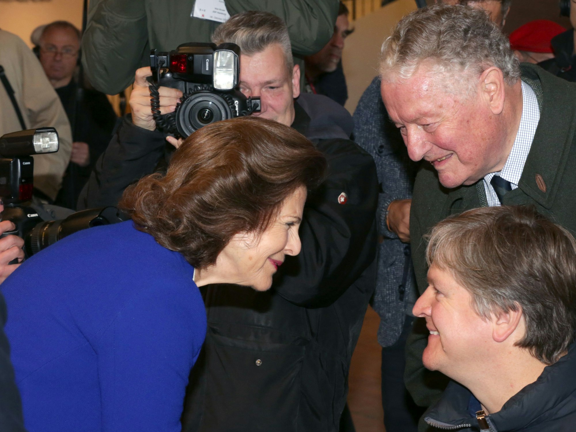 Königin Silvia von Schweden trifft Adelsexperte Rolf Seelmann-Eggebert (hinten) und seinen Sohn Florian Seelmann Eggebert in Hamburg in der Elbphilharmonie.