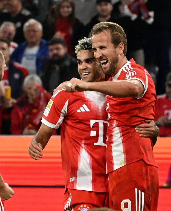 Konrad Laimer, Luis Diaz und Harry Kane jubeln gemeinsam.
