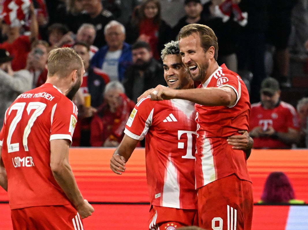 Konrad Laimer, Luis Diaz und Harry Kane jubeln gemeinsam.