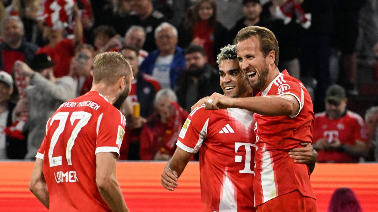 Konrad Laimer, Luis Diaz und Harry Kane jubeln gemeinsam.