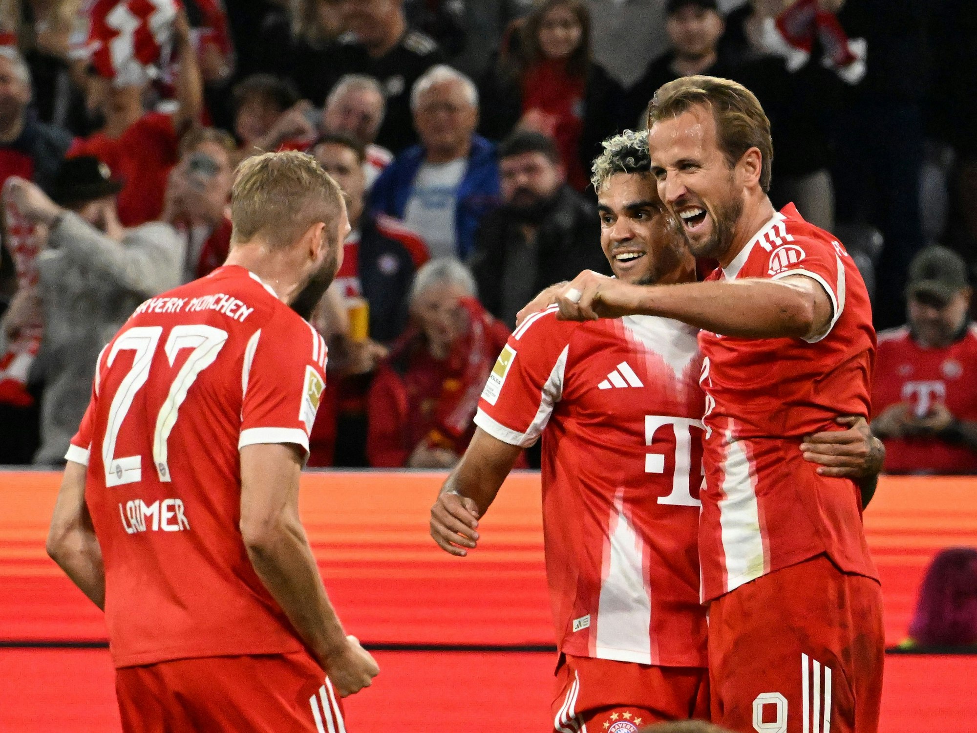 Harry Kane und Luis Diaz FC jubeln gemeinsam mit Konrad Laimer nach einem Tor für den FC Bayern.