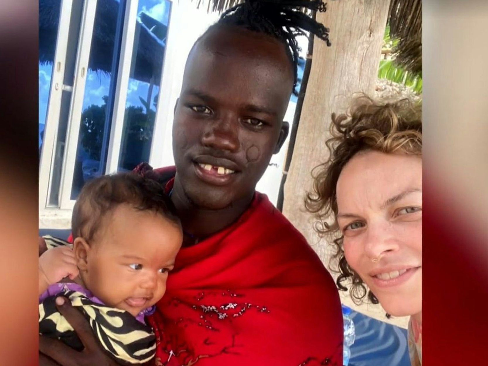 Will er sich doch um sein Baby kümmern? Am Ende der Sendung zeigte Saris doch etwas Interesse an Malia. (Bild: VOX/ Screenshot)