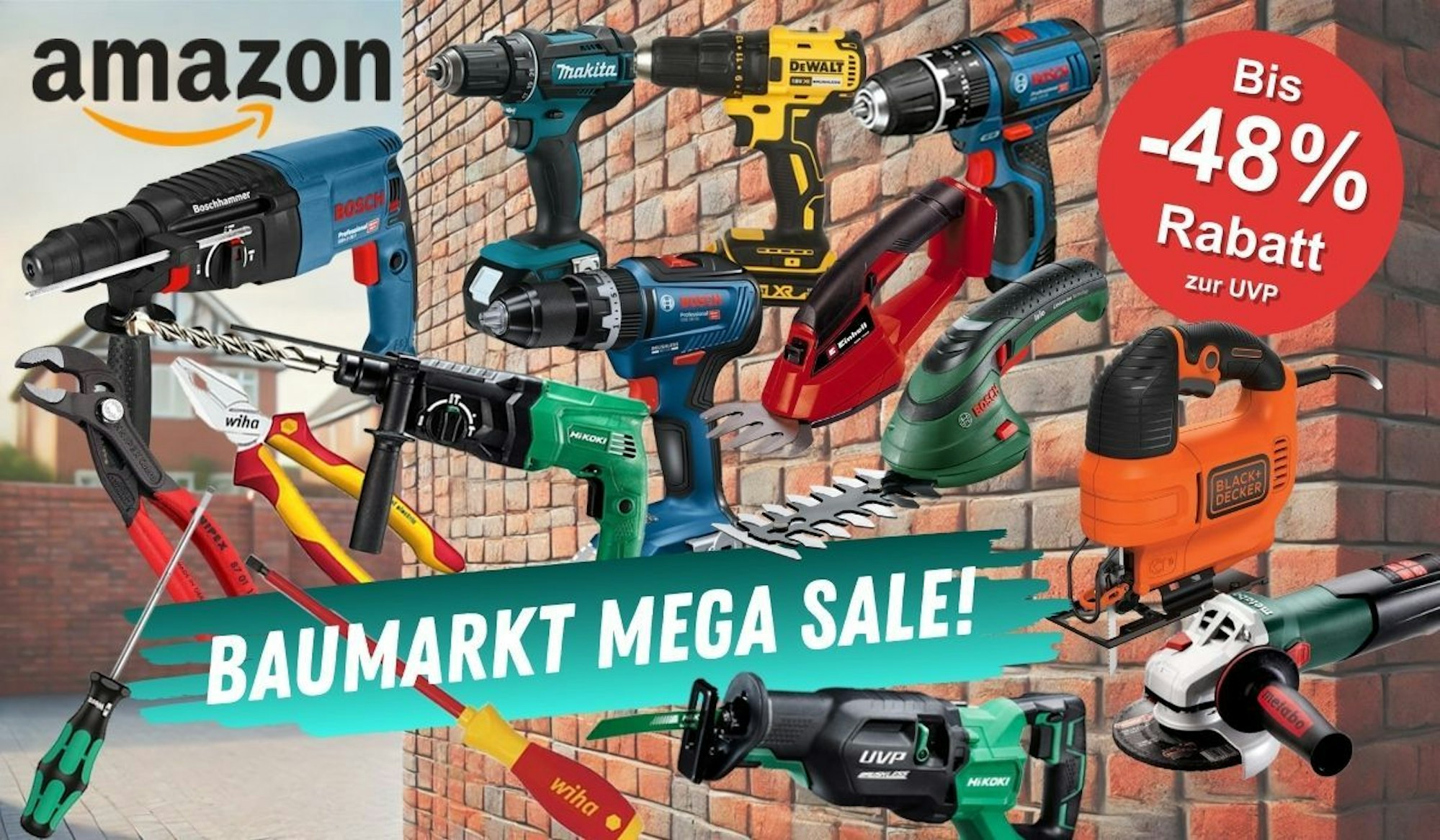 Eine rote Backsteinmauer in einem Wohngebiet, dahinter Wohnhäuser. Davor mehrere Werkzeuge und Gartengeräte verschiedener Marken wie Bosch Professional, Einhell, Black + Decker, Hikoki, Makita, Metabo, DeWalt, Wiha. Es sind Schlagbohrmaschinen, Stichsägen, Akkuschrauber, Kombizangen, Winkelschleifer, Astschere, Schraubendreher abgebildet.