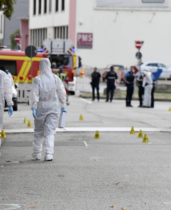 Zwei Personen in Schutzanzügen sichern Spuren.