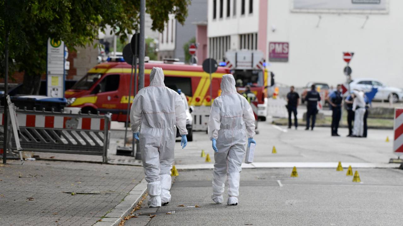 Zwei Personen in Schutzanzügen sichern Spuren.