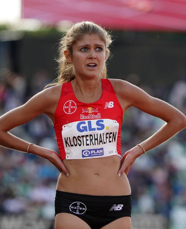 Konstanze Klosterhalfen schaut enttäuscht nach dem Rennen über 5.000 m.