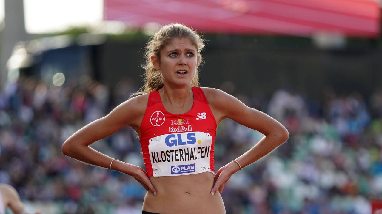 Konstanze Klosterhalfen schaut enttäuscht nach dem Rennen über 5.000 m.