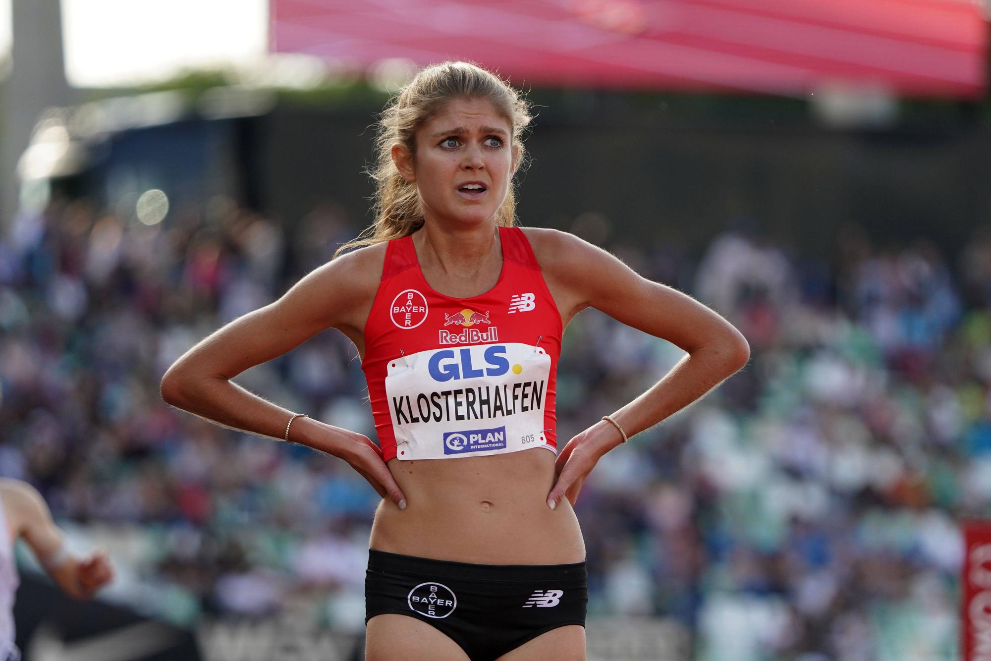 Konstanze Klosterhalfen schaut enttäuscht nach dem Rennen über 5.000 m.