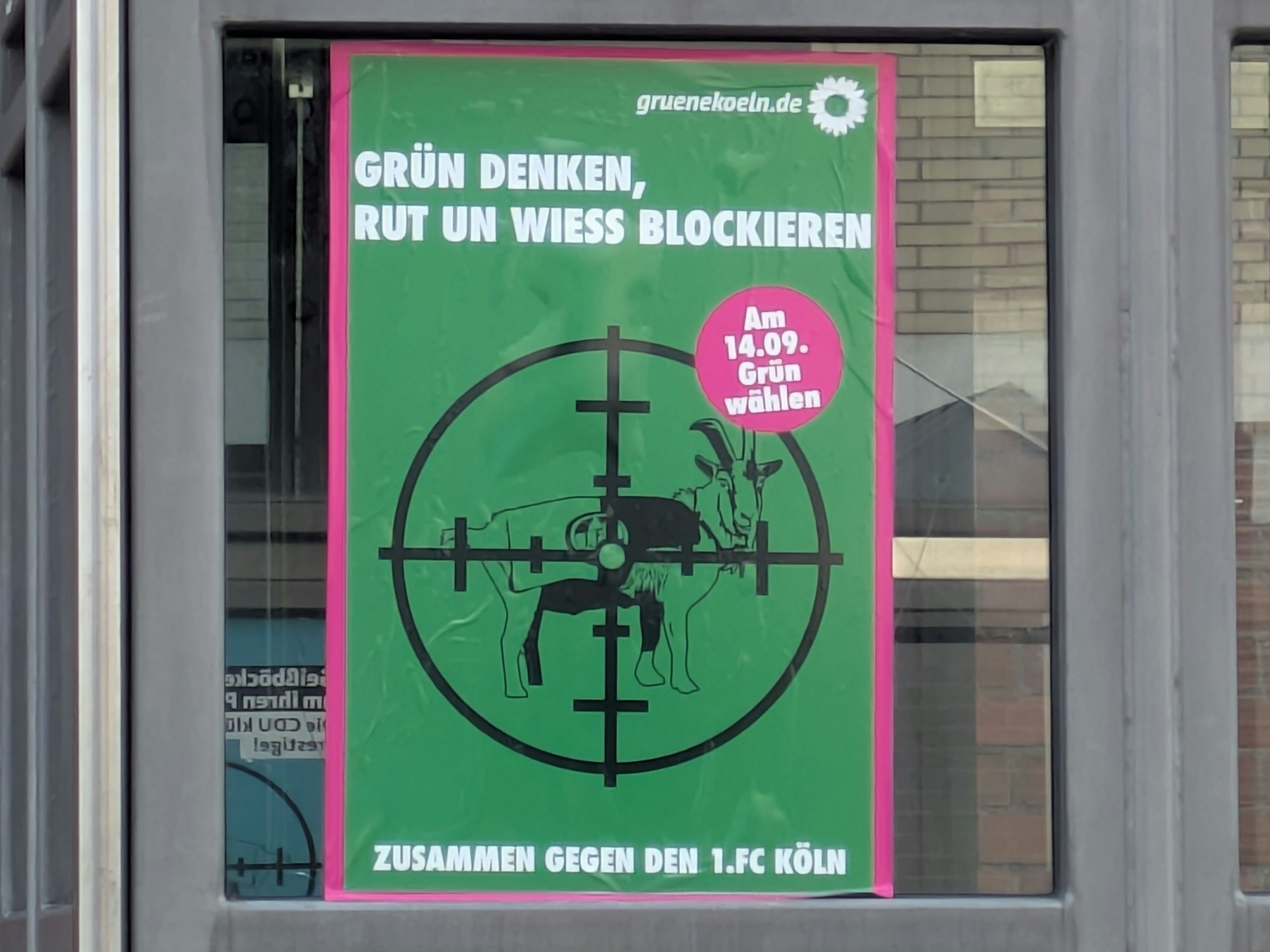 Wahlplakat mit Hennes im Fadenkreuz