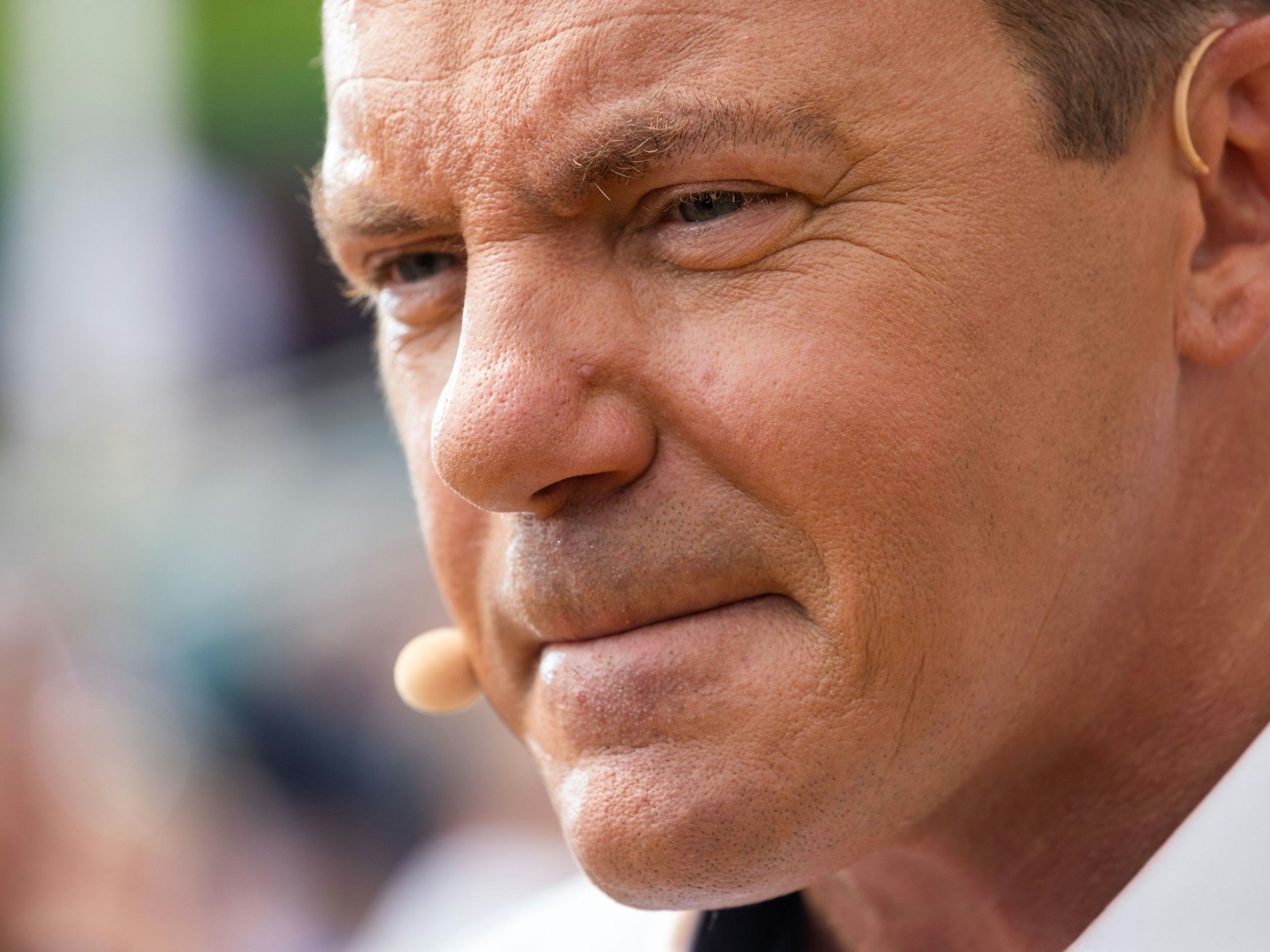 Ein Mann trägt ein Mikro.