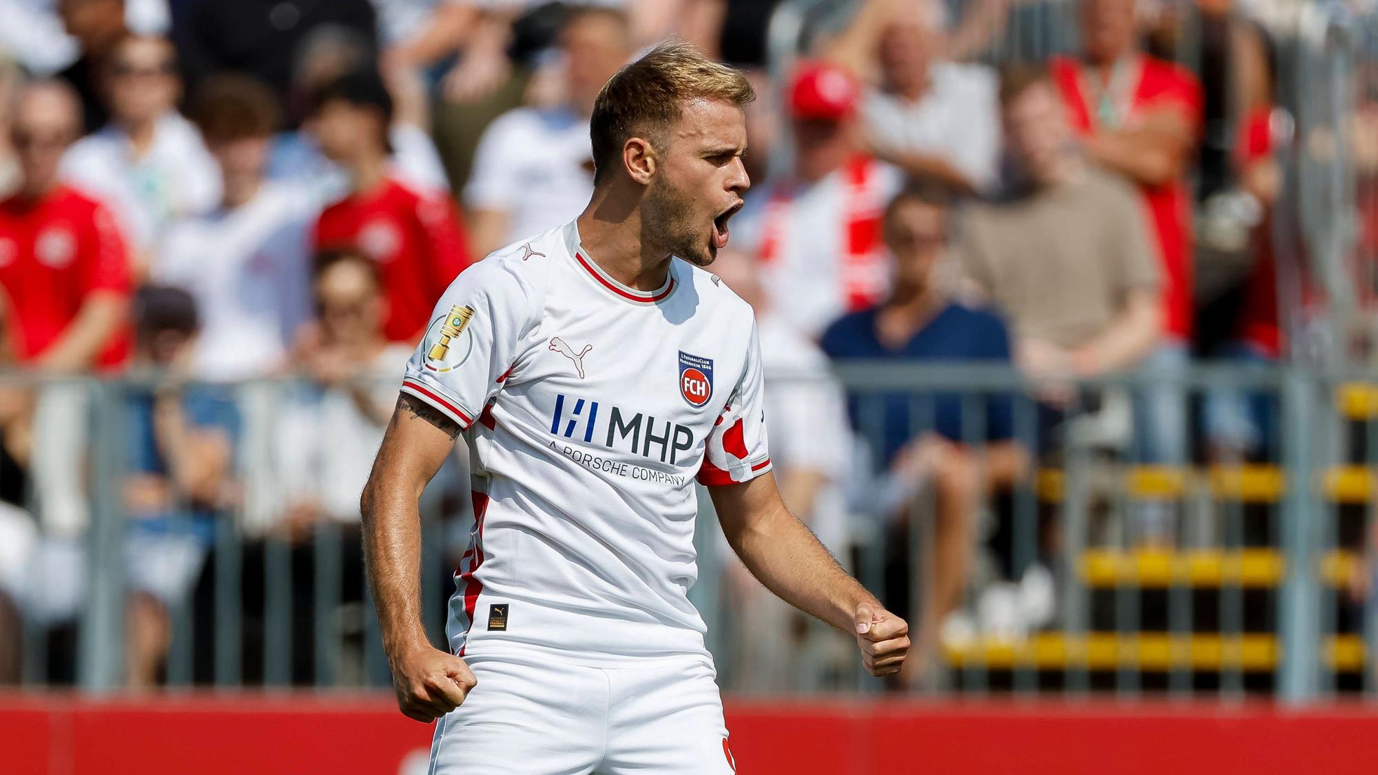 Léo Scienza jubelt nach einem Tor für den 1. FC Heidenheim im DFB-Pokal.