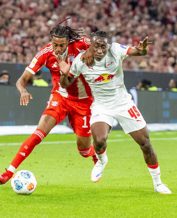 Michael Olise im Zweikampf mit Yan Diomande.