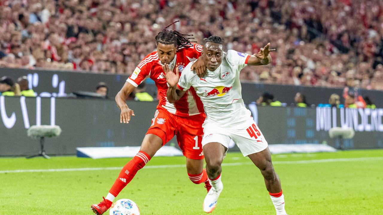Michael Olise im Zweikampf mit Yan Diomande.
