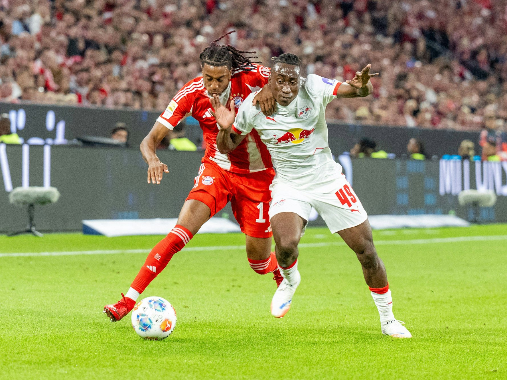 Michael Olise im Zweikampf mit Yan Diomande.