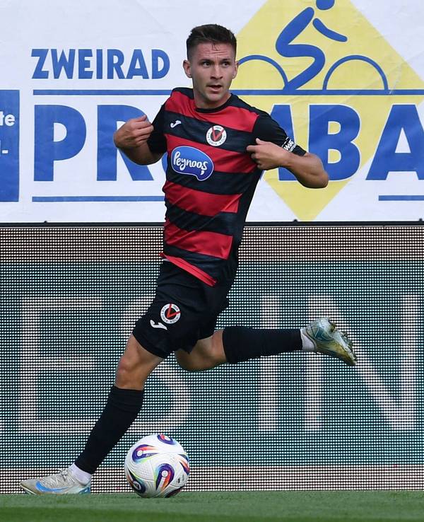 Marco Pledl dribbelt mit dem Ball am Fuß und schaut auf das Spielgeschehen.