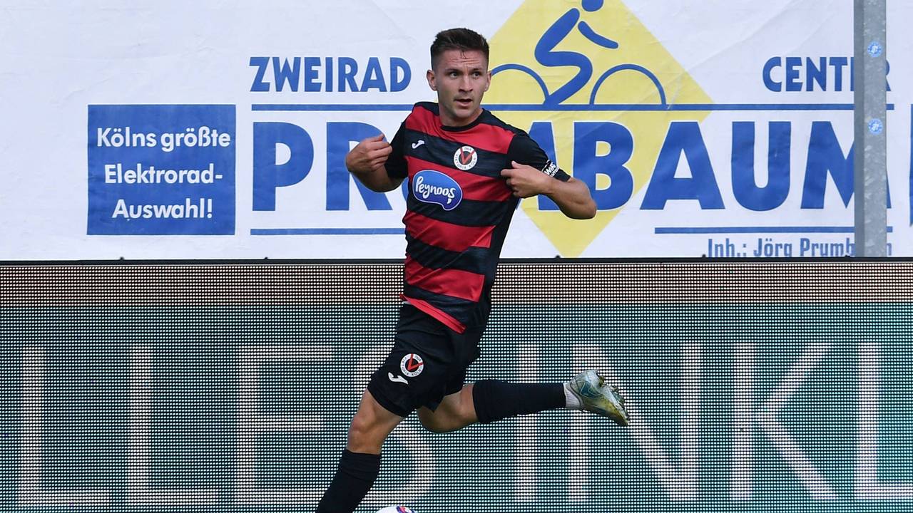 Marco Pledl dribbelt mit dem Ball am Fuß und schaut auf das Spielgeschehen.