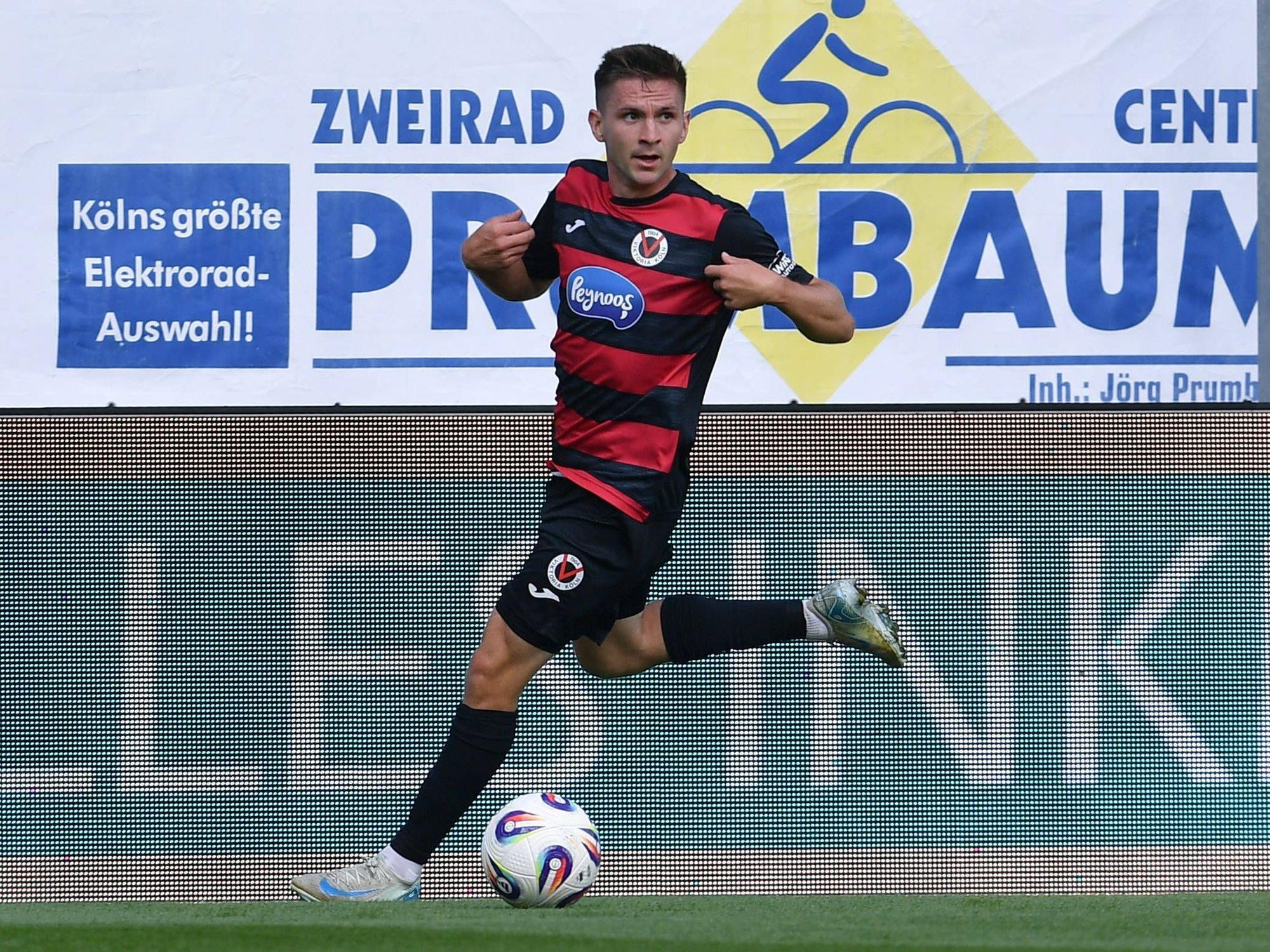 Marco Pledl dribbelt mit dem Ball am Fuß und schaut auf das Spielgeschehen.