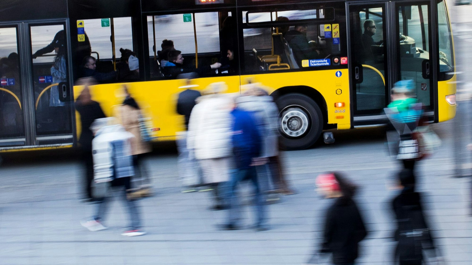 Ein 74-jähriger Fußgänger wurde von einem Linienbus erfasst (Symbolfoto).