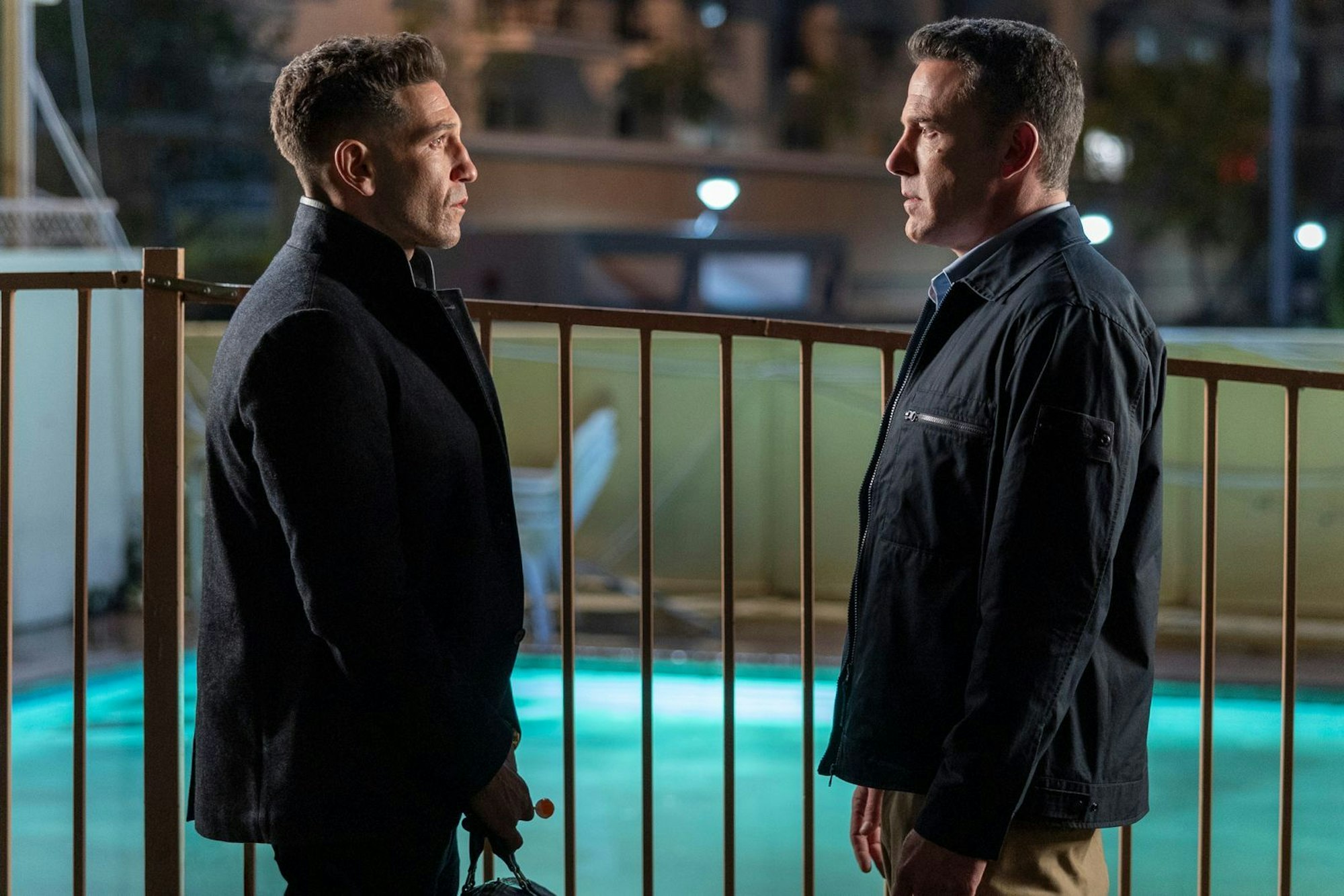 In „The Accountant 2“ schlüpft Ben Affleck (rechts, mit Jon Bernthal) erneut in die Rolle des inselbegabten Action-Buchhalters Christian Wolff. (Bild: Warner Bros./Amazon Content Services LLC/Warrick Page)