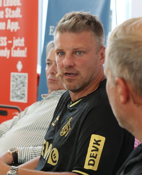 Lukas Kwasniok beim Talk zum 1. FC Köln im neuen Ausweichtrikot.
