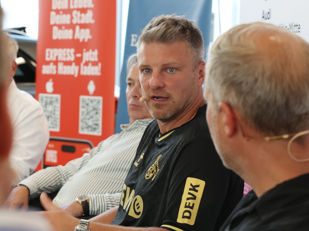 Lukas Kwasniok beim Talk zum 1. FC Köln im neuen Ausweichtrikot.