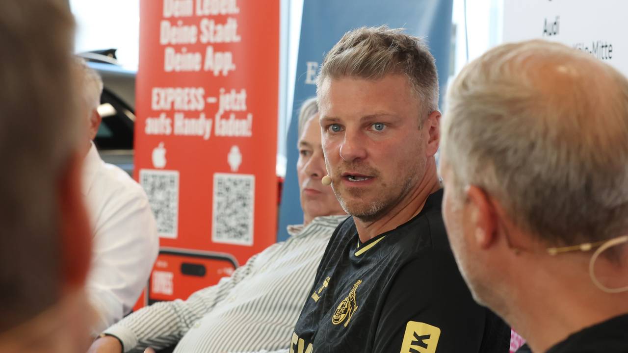 Lukas Kwasniok beim Talk zum 1. FC Köln im neuen Ausweichtrikot.