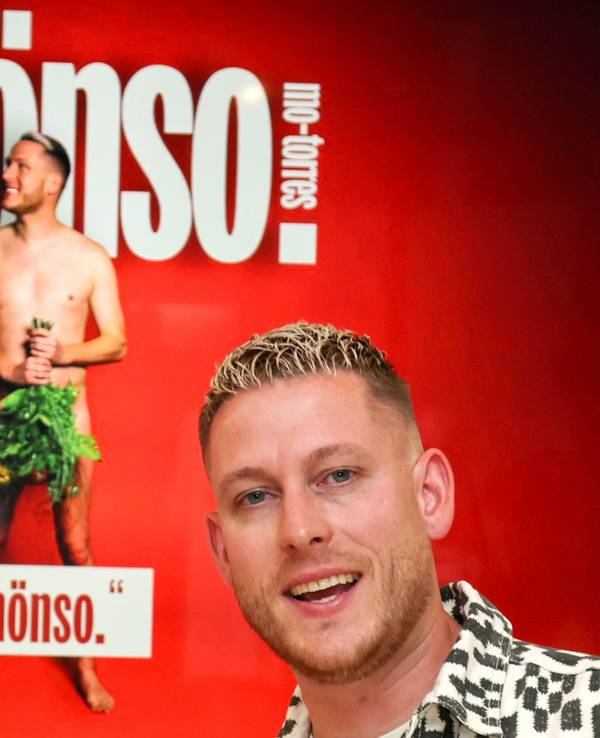 Mo-Torres vor dem Cover seines neuen Albums.