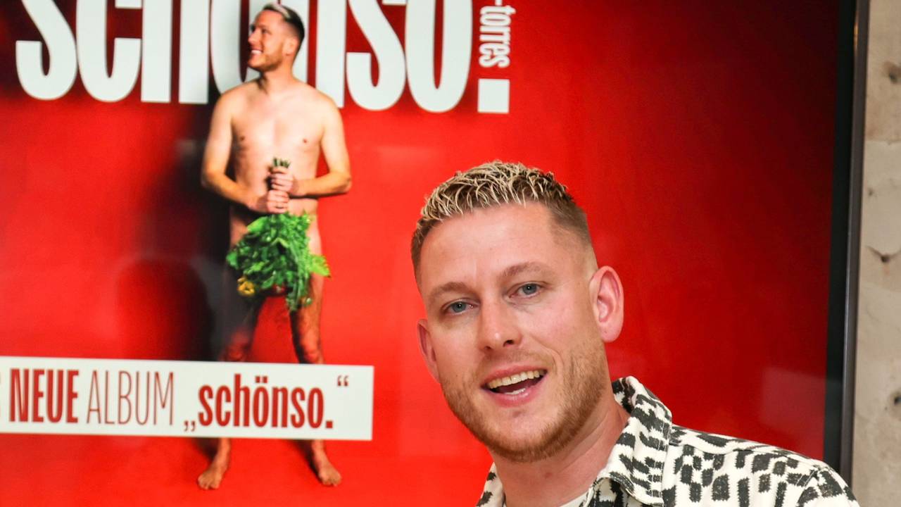 Mo-Torres vor dem Cover seines neuen Albums.