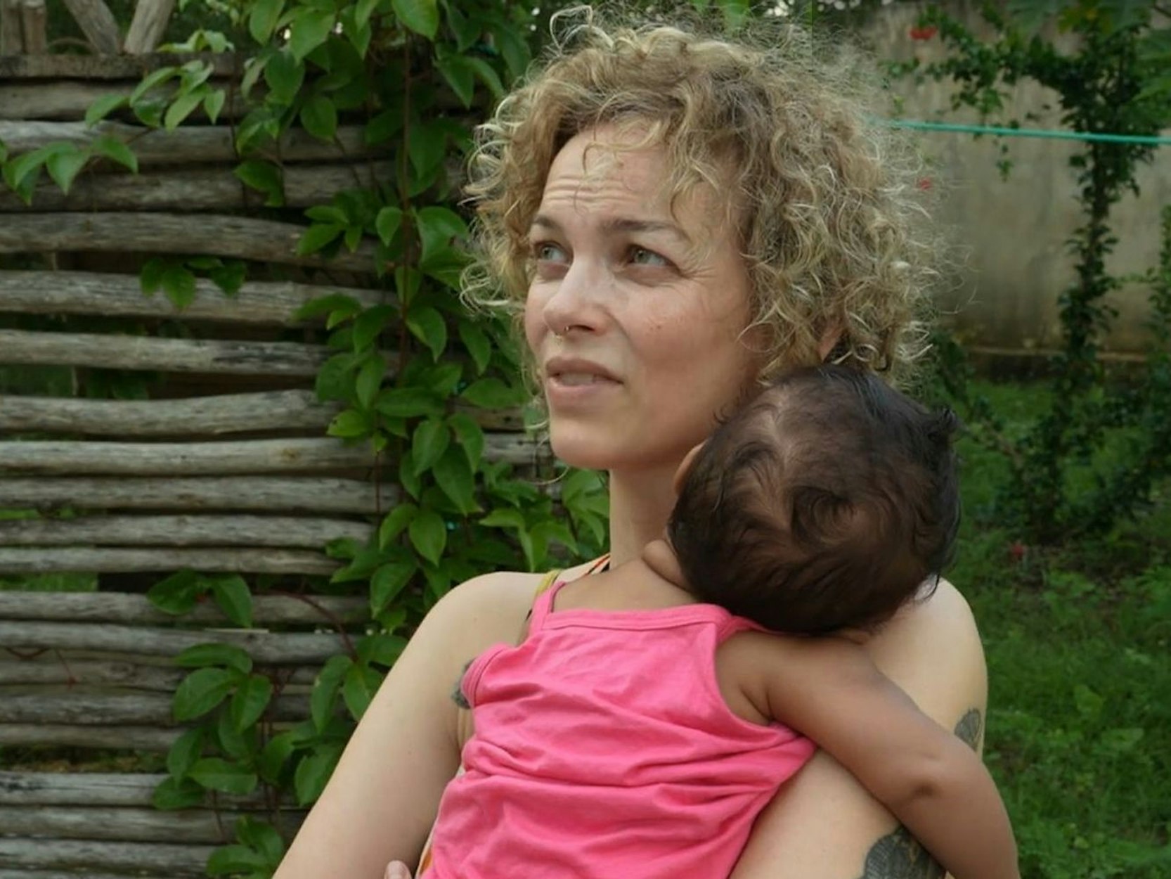 Franzi Schmidt (mit Baby Malia) ist schockiert vom Zustand ihres Zuhauses. (Bild: VOX/ Screenshot)