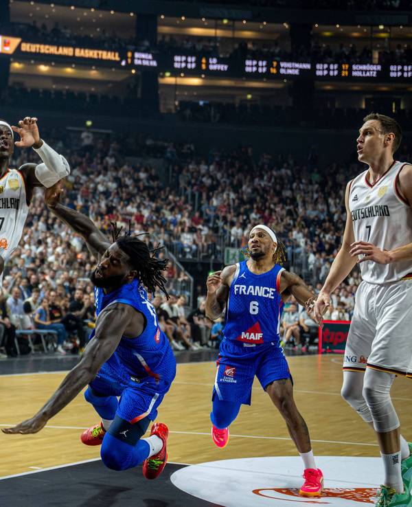 Dennis Schröder steigt zum Korbleger hoch.