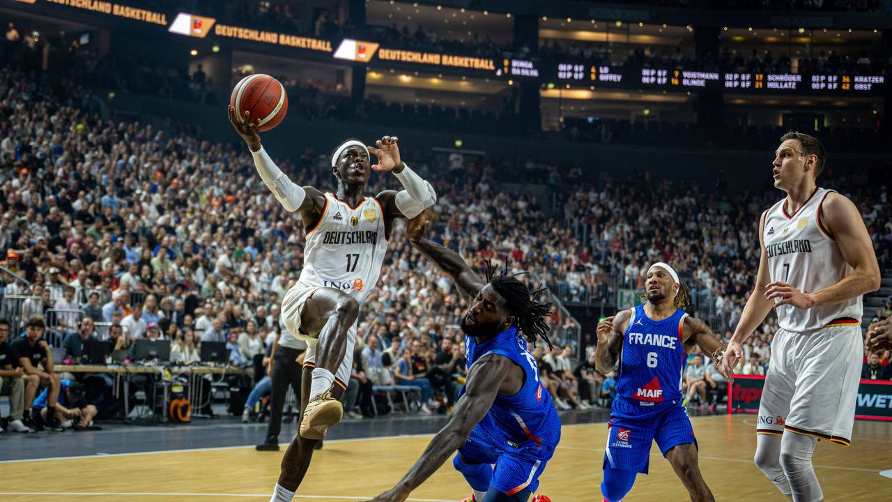 Dennis Schröder steigt zum Korbleger hoch.