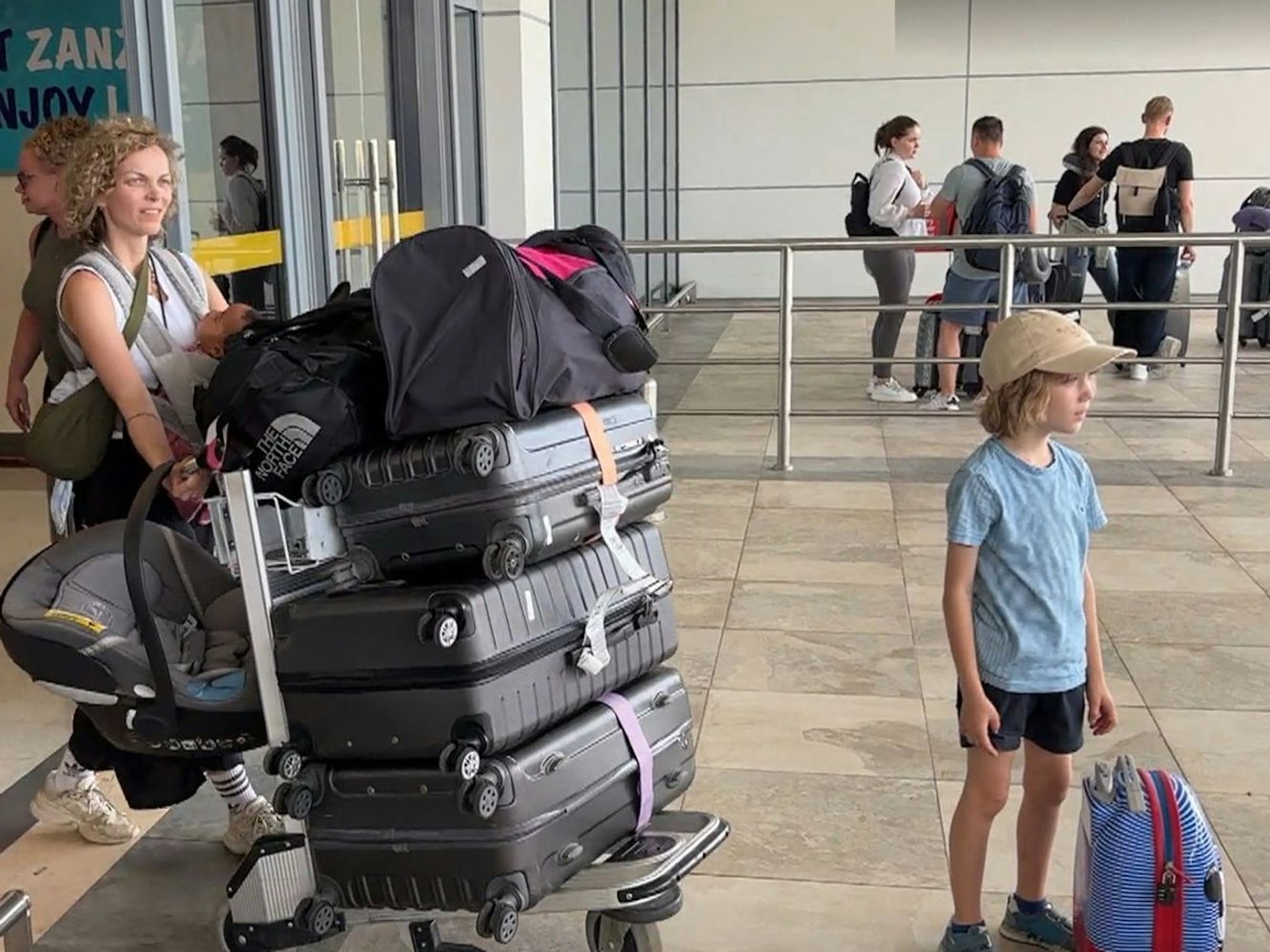 Franzi, Baby Malia und Söhnchen Willy kommen auf Sansibar an - doch Saris holt sie nicht wie versprochen vom Flughafen ab. (Bild: VOX/ Screenshot)