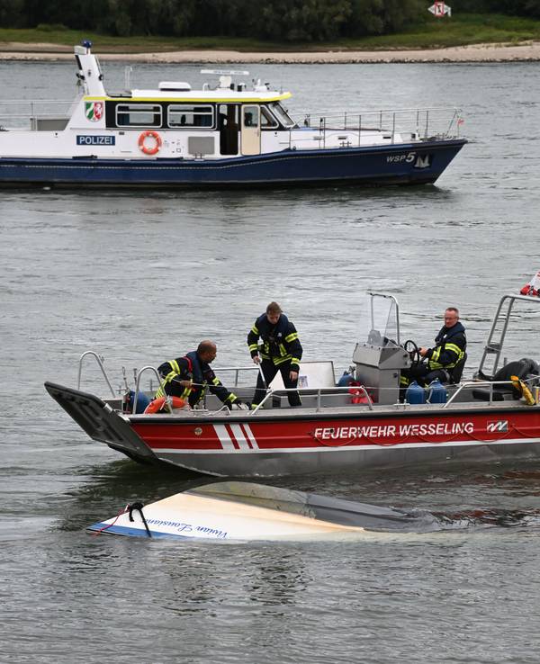 Ein Sportboot ist im Rhein bei Wesseling gekentert.