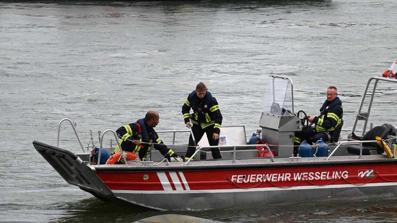 Ein Sportboot ist im Rhein bei Wesseling gekentert.