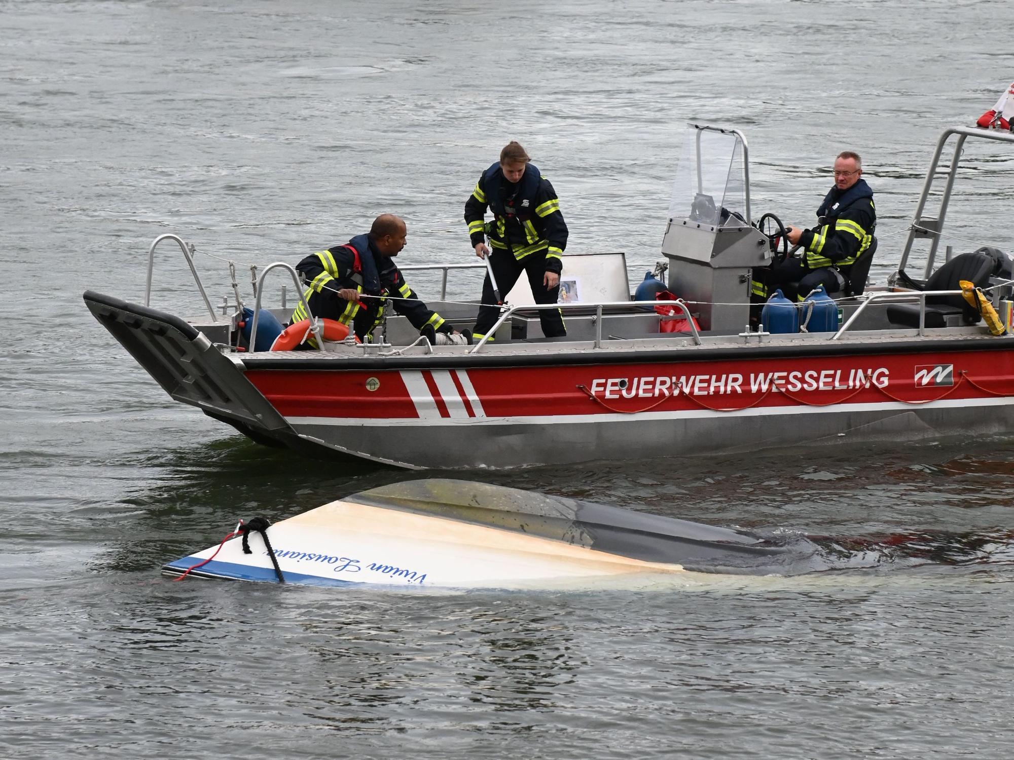 Ein Sportboot ist im Rhein bei Wesseling gekentert.