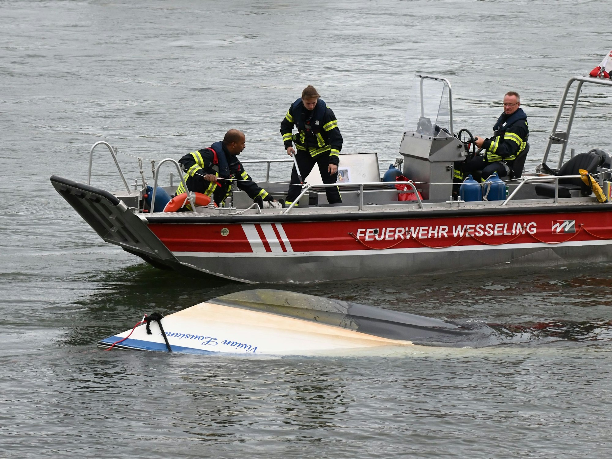Ein Sportboot ist im Rhein bei Wesseling gekentert.