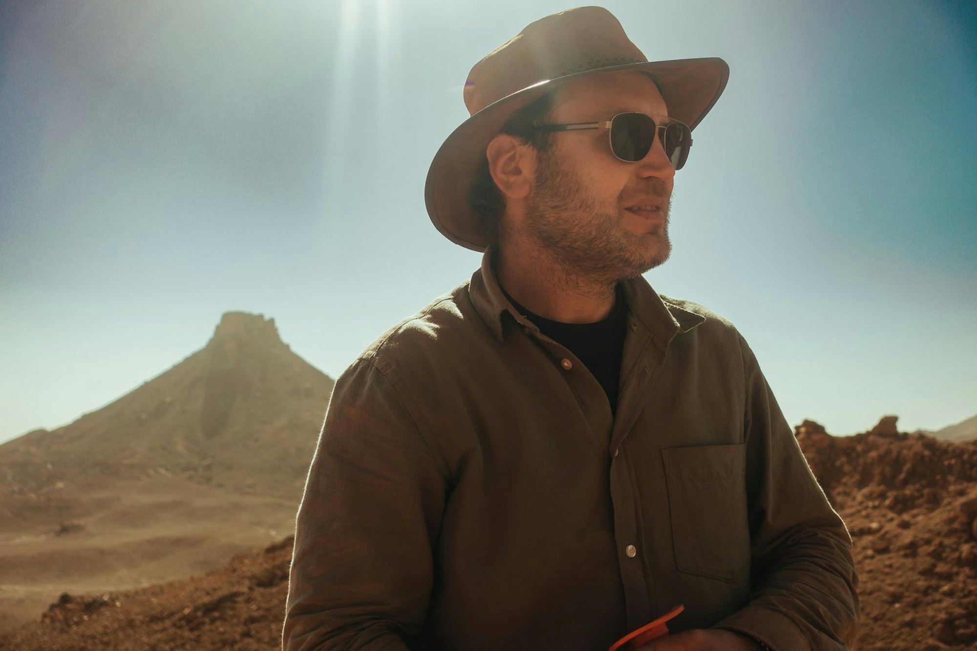 Schon als Kind packte ihn die Abenteuerlust. Der Wissenschaftler Nizar Ibrahim erzählt im Interview, wie er zu seinem Job kam und wie die Arbeit mit Dinos sein Zeitgefühl veränderte. (Bild: ZDF/BBC, Stephen Cooter)