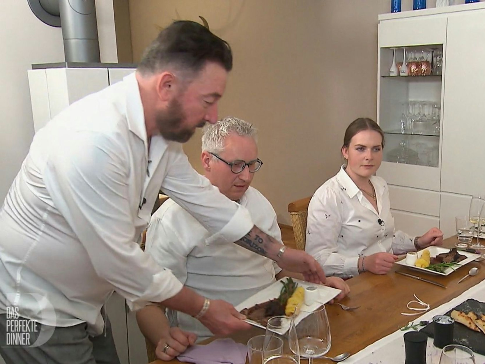 Voilà, der Hauptgang! Caro und Axel freuen sich über „Alt-Willicher-Rinderbraten mit Portweinjus an Prinzessbohnen und Spiralkartoffeln“. (Bild: RTL)