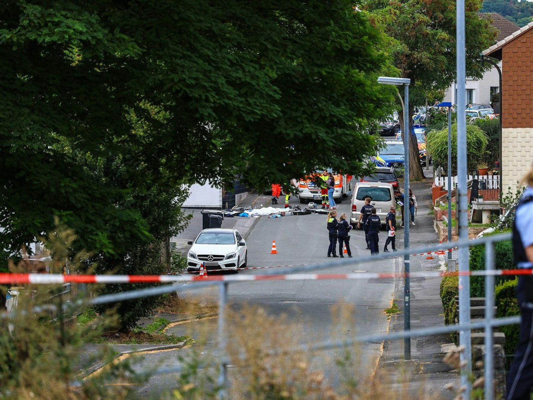 Polizei und Rettungskräfte sind an einem Tatort im Einsatz. Nach Schüssen in Menden im Sauerland ist die Polizei im Großeinsatz.