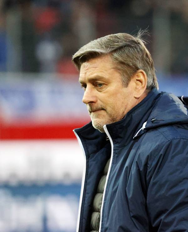 Oliver Kreuzer schaut bedrückt beim Spiel des KSC gegen den 1. FC Heidenheim am 17. März 2023.