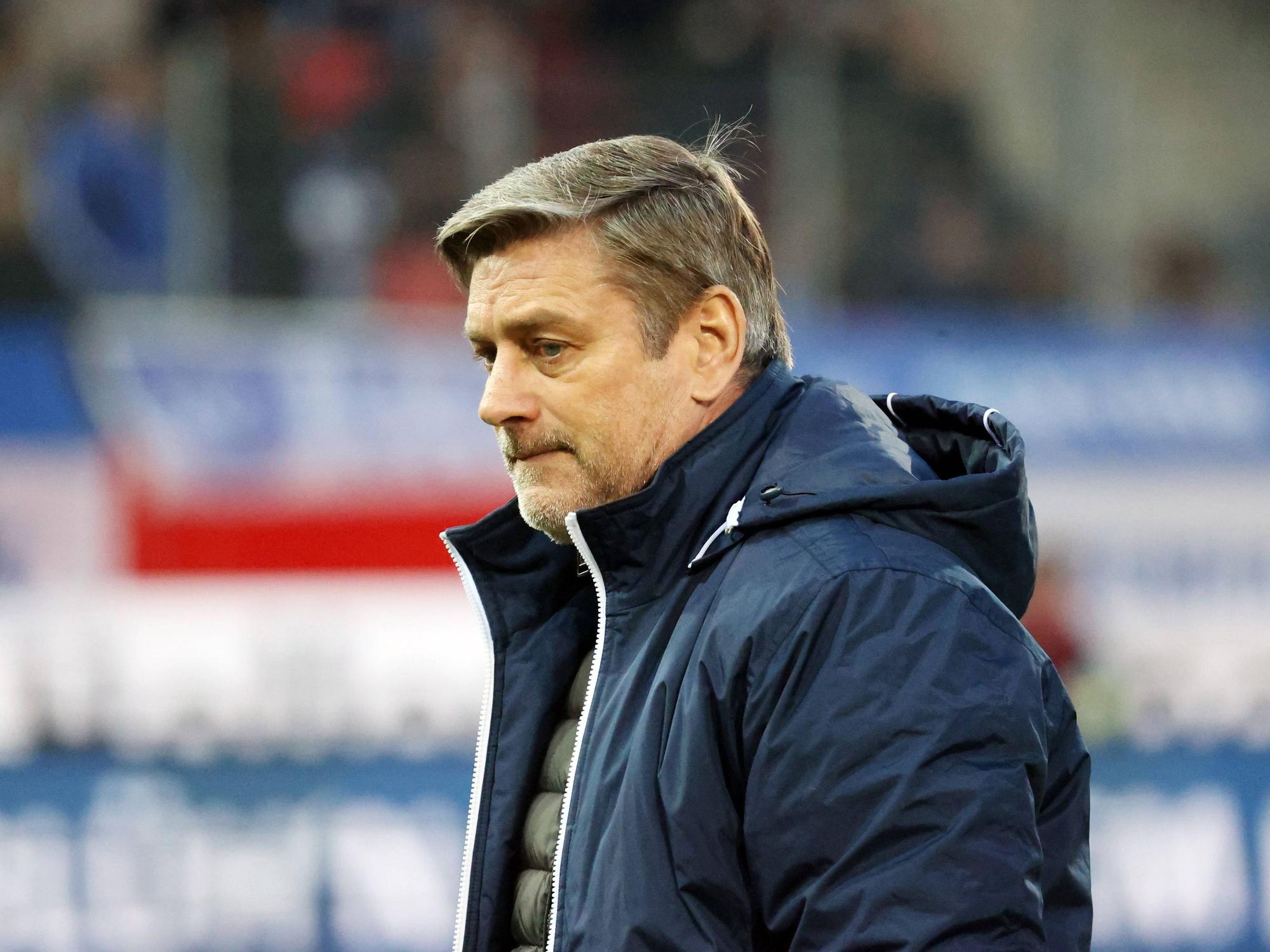 Oliver Kreuzer schaut bedrückt beim Spiel des KSC gegen den 1. FC Heidenheim am 17. März 2023.