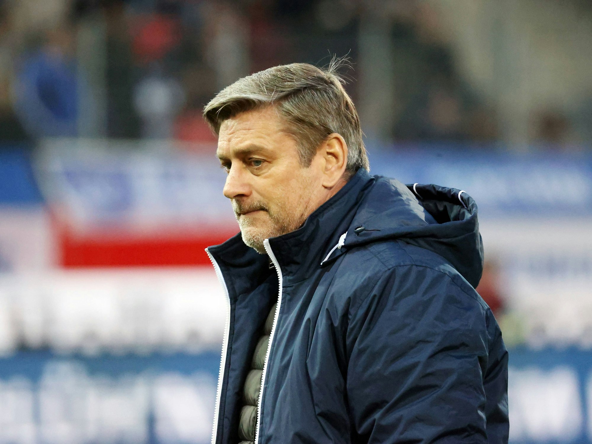 Oliver Kreuzer schaut bedrückt beim Spiel des KSC gegen den 1. FC Heidenheim am 17. März 2023.