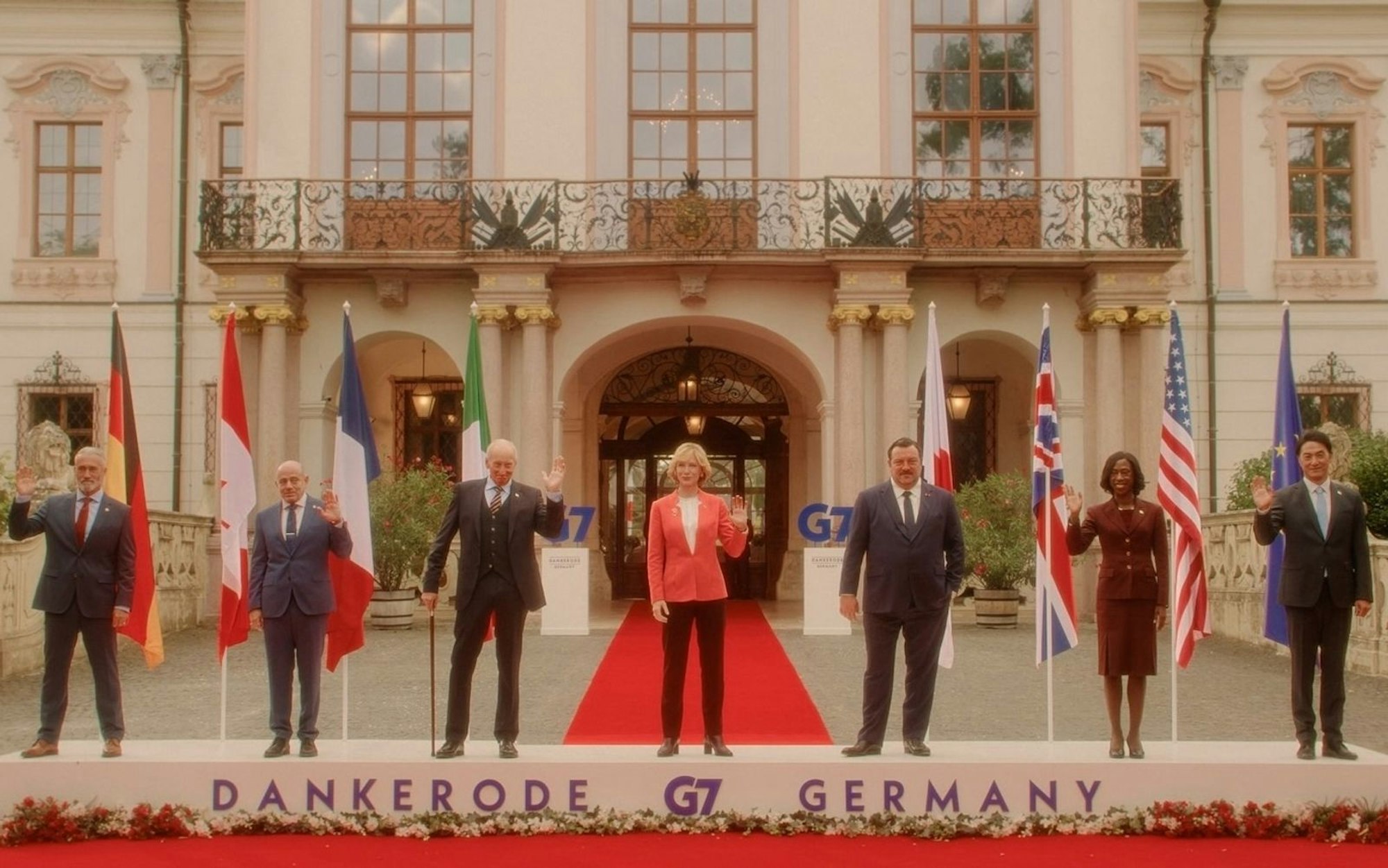 „Tanz der Titanen“ erzählt von einem G7-Gipfel, der horrormäßig aus dem Ruder läuft. In einer Hauptrolle: Cate Blanchett (Mitte) als deutsche Bundeskanzlerin. (Bild: Plaion Pictures)